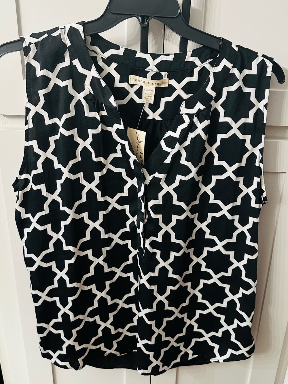 Nana & Grace Black & White Sleeveless Geometric Blouse